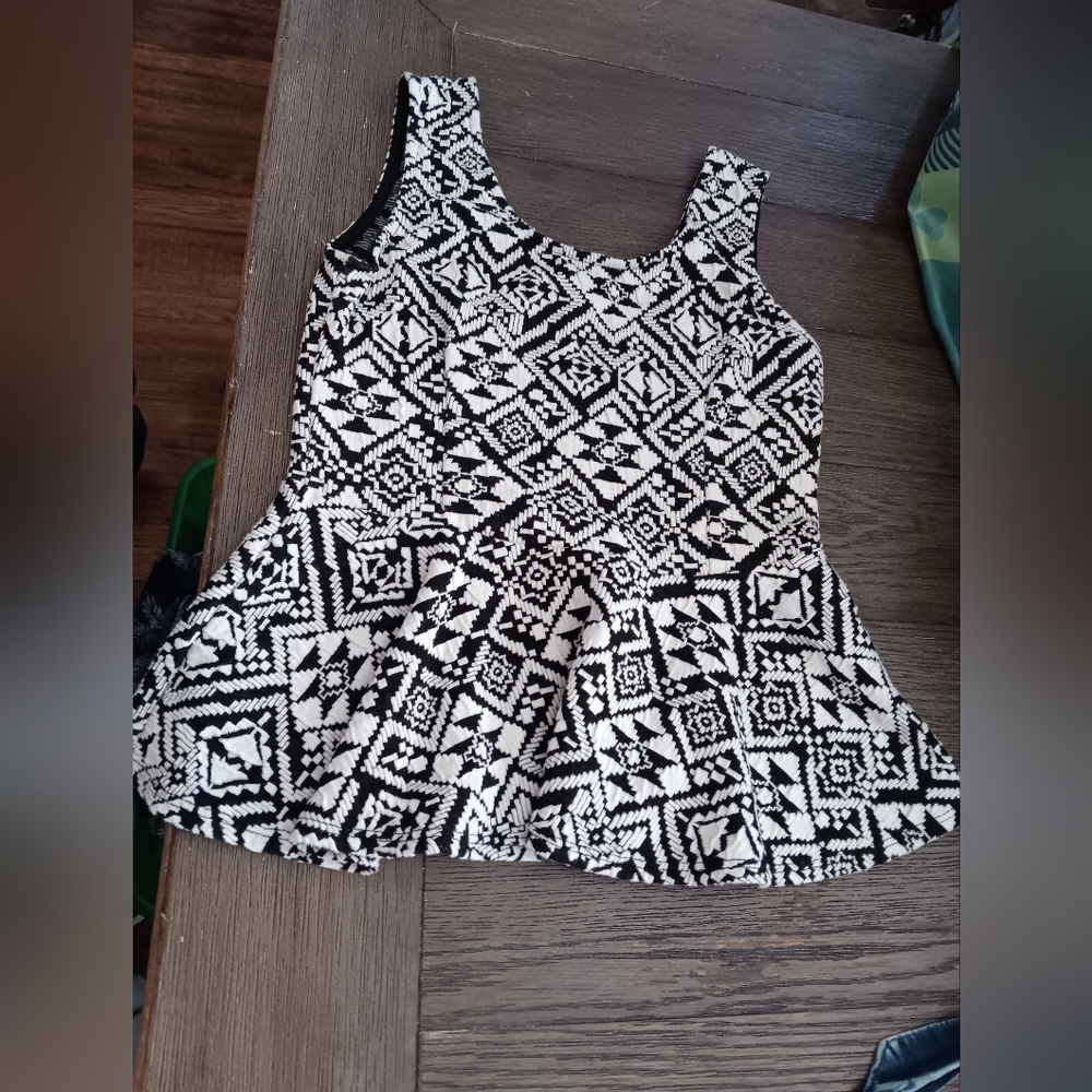 Womens Size Mefium, Scobe Black & White Aztec Print Peplum Tank
